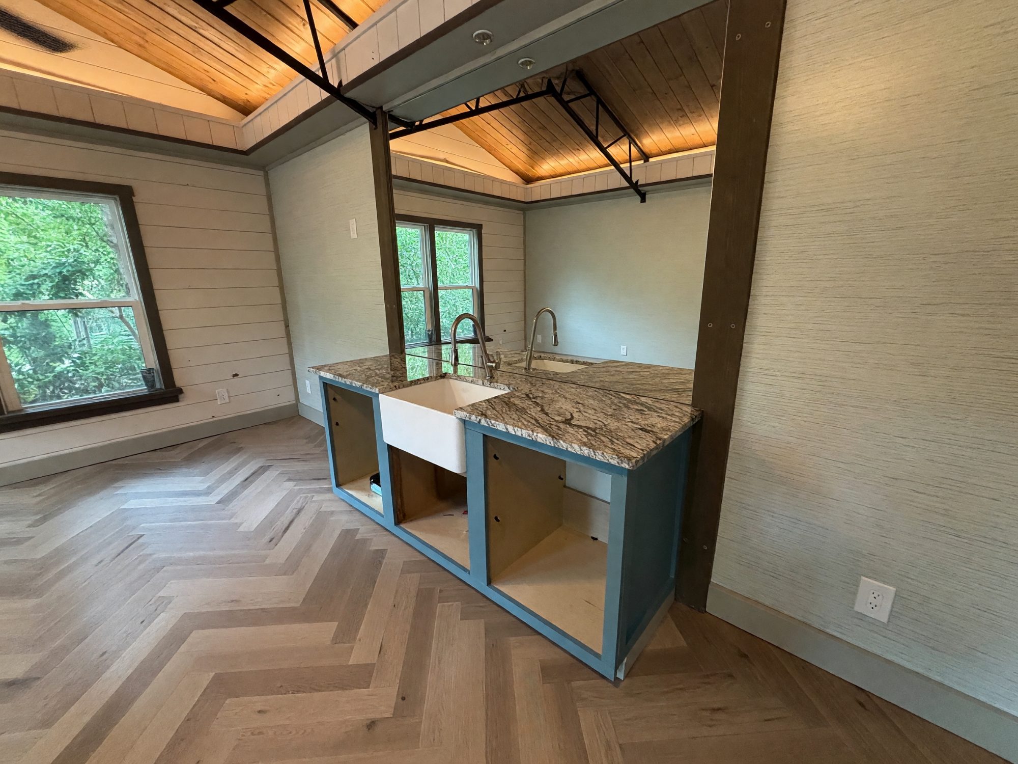 Blue Dunes granite kitchen with farmhouse sink in Chapin