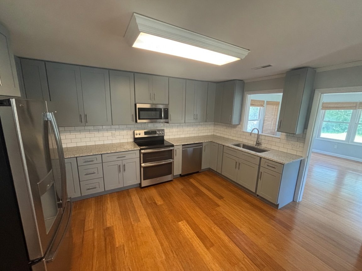 West Columbia kitchen in White Alpes granite