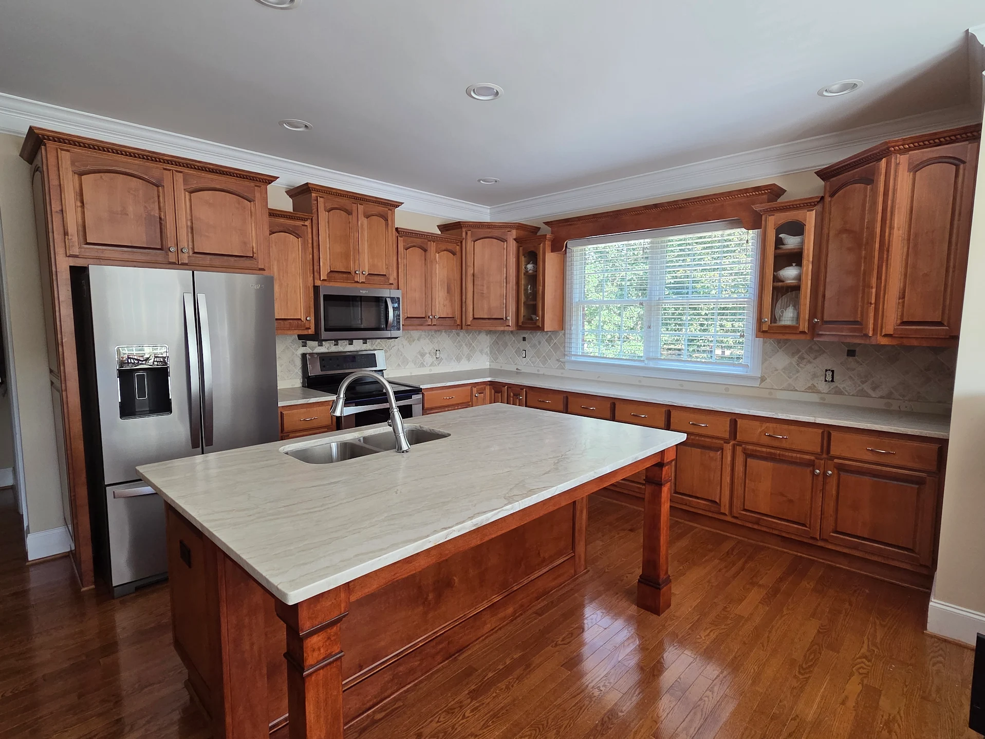 Kitchen in Perla Venata quartzite with a leathered finish